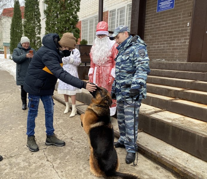 Полицейские из Железногорска Курской области исполнили мечту юного железногорца, загаданную на «Елке желаний»