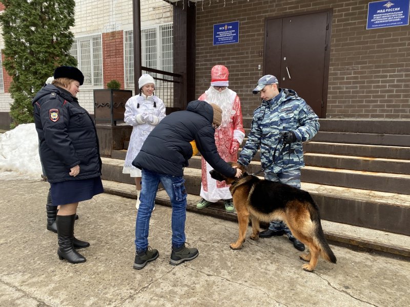 Полицейские из Железногорска Курской области исполнили мечту юного железногорца, загаданную на «Елке желаний»