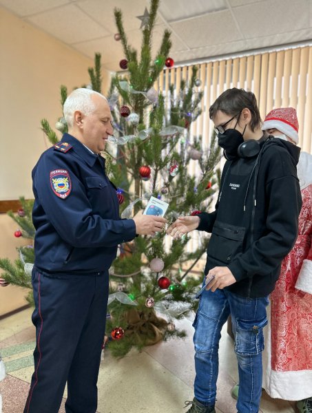 Полицейские из Железногорска Курской области исполнили мечту юного железногорца, загаданную на «Елке желаний»