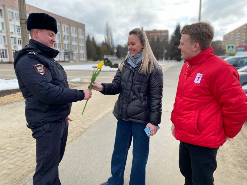Полицейские и представители «Движения первых» в преддверии Международного женского дня подарили цветы прекрасной половине Железногорска